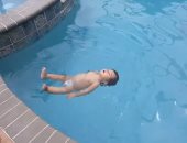 "كاسيا".. رضيعة تسبح بمهارة قبل أن تتجاوز عامها الأول... فيديو