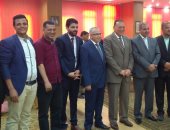 صور.. المحرصاوى يهدى محافظ الشرقية درع جامعة الأزهر ويتعهد بقوافل لعلاج المرضى