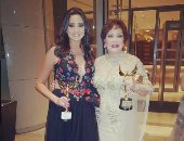 شاهد.. بشرى تحتفل بتكريمها عن "عوالم خفية" بصورة مع لبلبة: دايما بتشجعنى