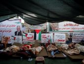 صور.. نشطاء فلسطينيون يعتصمون لمنع قوات الاحتلال من هدم قرية خان الأحمر