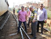 محافظ المنوفية يتفقد موقع حادث القطار.. ويأمر بالتحفظ على السائق "صور"