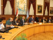 محافظ القاهرة يكشف أوراقه للصحفيين.. إعادة تخطيط المرور واستغلال الجراجات للقضاء على الازدحام.. النظافة وتجميل الشوارع وفتح منافذ للسلع وتشغيل الشباب أهم أولوياته.. ويؤكد: "هذه خطتى لجمع الإيرادات"