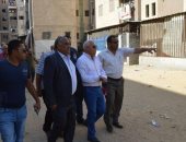محافظ بورسعيد يتفقد حى الضواحى ويوجه بتكثيف حملات إزالة الإشغالات