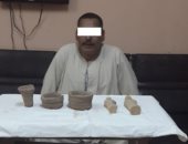 صور.. الداخلية تضبط مواطنا نقب عن الآثار بمنزله بأسيوط واستخرج تمثالين