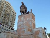 آثار الإسكندرية تعلن تمثال بائع العرقسوس مصنوع من الفيبر وغير أثرى