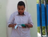 صور.. طالب بسوهاج يبتكر جهازا لقياس تلوث الهواء من مستخلص نباتى
