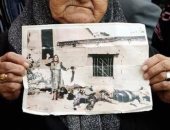36 عاما من الحزن.. ناجية من "صبرا وشاتيلا" تحمل صور زوجها وأولادها 