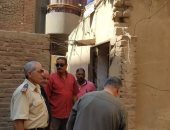 إزاله عقار من طابقين ببنها  بة تشققات حرصا على حياة المواطنين 