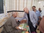 صور .. وكيل صحة الشرقية يطمن على مرضى الغسيل الكلوى بديرب نجم