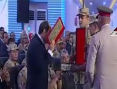 رئيس هيئة الإمداد بالقوات المسلحة يهدى نسخة من القرآن الكريم للرئيس السيسى