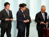 رئيس الوزراء اليابانى شينزو آبى يفوز بولاية جديدة على رأس حزبه