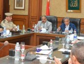 محافظ سوهاج يناقش استعدادات الصحة والتأمين الصحى للعام الدراسى الجديد