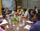 محافظ أسوان يعلن تحصيل رسوم من سيارات النقل لاستغلالها فى رفع كفاءة الطرق