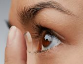 لو بتنسى وتنامى بالعدسات اللاصقة.. المخاطر قد تبدأ بالتهابات العين إلى فقدان البصر