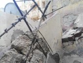 صور.. رئيس حى وسط الإسكندرية يعاين عقار بعد إخلائه من السكان بسبب انهيار جزئى