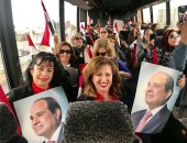 الجاليات المصرية تستقبل الرئيس السيسي فى نيويورك بالأعلام.. وهتافات تحيا مصر