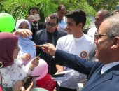 صور.. طالبات الأزهر يستقبلن رئيس الجامعة بالبلالين فى أول يوم دراسة