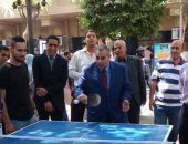 عميد حقوق القاهرة يلعب "تنس طاولة" مع الطلاب الجدد