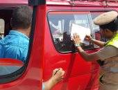 صور.. مديرية أمن أسيوط تسير وحدة تراخيص متنقلة وأخرى تابعة للأحوال المدنية