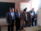 محافظ الشرقية يرصد إهمالا فى مدارس فاقوس قبل بدء الدراسة بساعات 