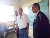 صور.. إحالة مدير مدرسة للتحقيق لوجود كشك وبائع حلوى داخل المبنى