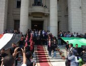 رئيس جامعة القاهرة يفتتح العام الدراسى بتحية العلم أمام القبة