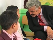 فيديو وصور.. وكيل مديرية تعليم شمال سيناء يشارك فى أول حصة رياض أطفال بالعريش