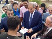 رئيس جامعة الأزهر يستقبل الطلاب الجدد بـ"الأقلام والنوت بوك".. "المحرصاوى" يحذر من الشائعات ومواقع التواصل.. ويجرم البناطيل المقطعة وقصات الشعر الغريبة.. ويرفض السيلفى مع البنات.. ووزير الأوقاف يحضر تحية العلم