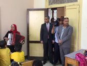 فيديو وصور.. محافظ سوهاج يتفقد 3 مدارس.. والتلاميذ يستقبلونه بالنشيد الوطنى