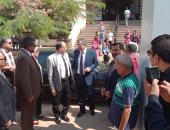 صور.. رئيس جامعة بنها يشارك الطلاب أداء تحية العلم والسلام الجمهورى