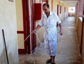 مدير مدرسة بالشرقية ينظف "الحمامات" بدلا من العامل المعاق 