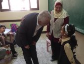 صور.. التعليم يتابع تطبيق النظام التعليمى الجديد بأول يوم دراسى بمحافظة بأسيوط