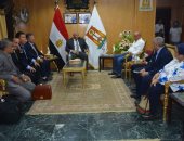 صور.. محافظ الوادى الجديد يستقبل وفد رجال الأعمال الكوريين لبحث سبل الاستثمار