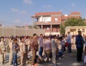 صور.. تلاميذ الفيوم فى يومهم الدراسى الأول وأولياء الأمور يشهدون طابور الصباح