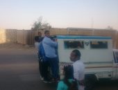 صور.. سيارات النقل وسيلة طلاب أسوان للذهاب إلى مدارسهم فى أول أيام الدراسة
