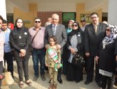 محافظ الجيزة يرافق أسرة شهيد فى أول أيام الدراسة ويتفقد مدرستين