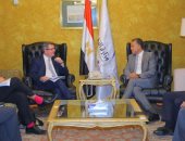 وزير النقل يتلقى المبعوث التجارى البريطانى لبحث المشروعات الاستثمارية