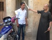 صور.. "حلاق الغنايم" يمثل جريمة قتل زوجته أمام وكيل النيابة