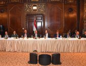 رسائل السيسى بـ"عشاء عمل" غرفة التجارة الأمريكية: اتخذنا قرارات إصلاح اقتصادى جريئة وغير مسبوقة.. ونواصل بكل عزم تنفيذ المشروعات القومية الكبرى.. الرئيس: مصر تتحول إلى مركز إقليمى لتداول وتجارة الغاز والبترول