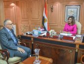 وزيرة الهجرة تلتقى العالم المصرى بالخارج هانى سلويلم لمتابعة تطوير مدرسة ببولاق