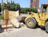 صور.. مدير أمن الإسماعيلية يشرف على إزالة الحواجز الخرسانية بميدان المطافى