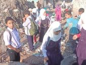 صور.. القمامة تحاصر تلاميذ قرية أم دينار بمنشأة القناطر.. والأهالى يستغيثون