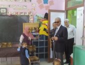 وكيل تعليم الأقصر يتفقد مدارس القرنة لمتابعة تسليم الكتب للطلاب