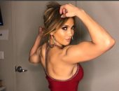 فين النعومة.. جينيفر لوبيز تستعرض عضلاتها وقوتها البدنية