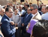 رئيس الوزراء يجرى حوارا مع مسئولى مشروع الديابات للإنتاج الحيوانى بأخميم