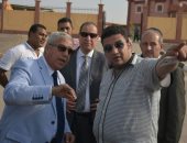 محافظ أسوان: رفع كفاءة طريق المدينة من كوبرى أسوان وحتى طريق القاهرة