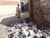 شكوى من تراكم القمامة أمام مدرسة محمود خاطر بعين شمس