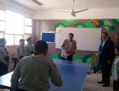 وزير التعليم العالى يلعب تنس الطاولة مع طلاب مدرسة ويهزم رئيس جامعة سوهاج