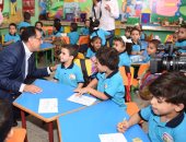 رئيس الوزراء يحاور تلاميذ وتلميذات الابتدائى فى مدرسة الشروق بسوهاج