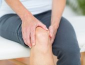 علاج ألم مفصل الركبة منه التمارين وأكياس الثلج